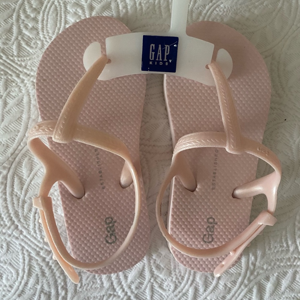 Light pink girls 10/11 gap flip flops - new!